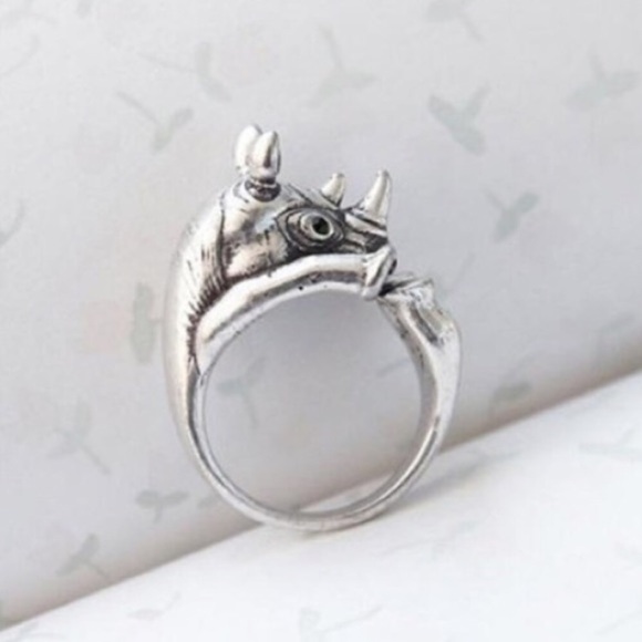 🎁 Antiqued Silver Rhino Ring - Picture 2 of 6